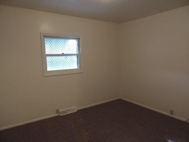 Building Photo - 2 Bed / 1.5 Bath / 2 Car Garage home in Bi...