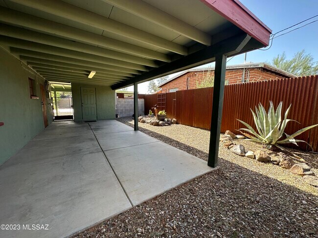 Building Photo - 2208 N Rita Ave