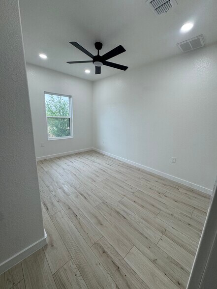 Building Photo - 387 Old Lockhart Rd