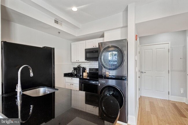 Building Photo - 180 Main St