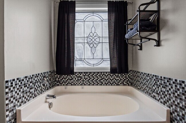 Building Photo - Fully Furnished Month to Month/Short Term Rental!