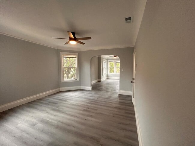Building Photo - 1824 W Hood Ave