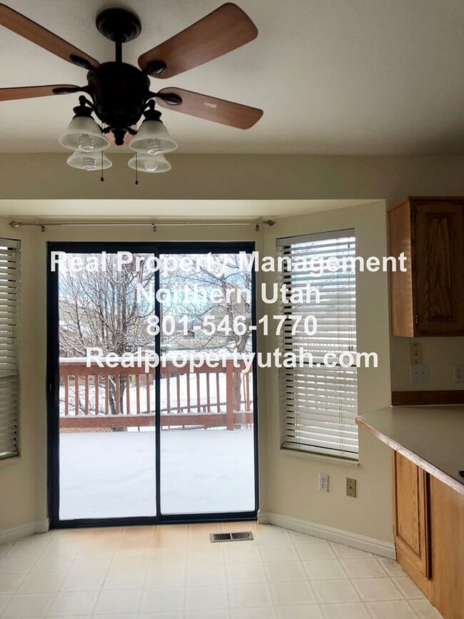 Building Photo - 4 Bedroom 2.5 Bathroom House In Layton Available!