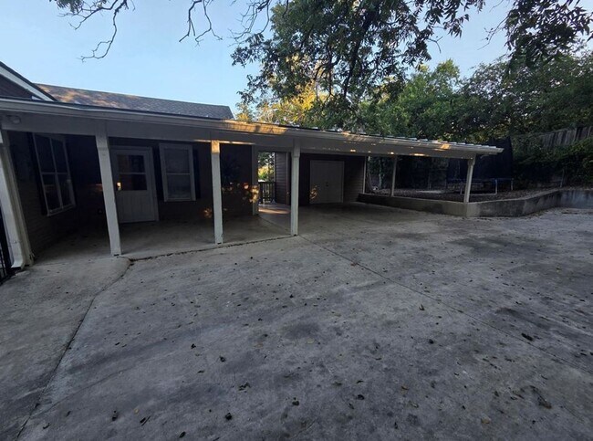 Building Photo - 801 Everett St