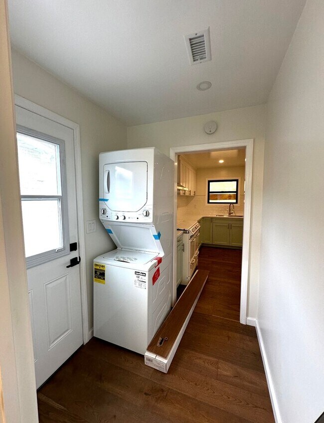 Building Photo - Craftsman Charmer 2 Bedroom 1 1/2 bath (Back yard not included)