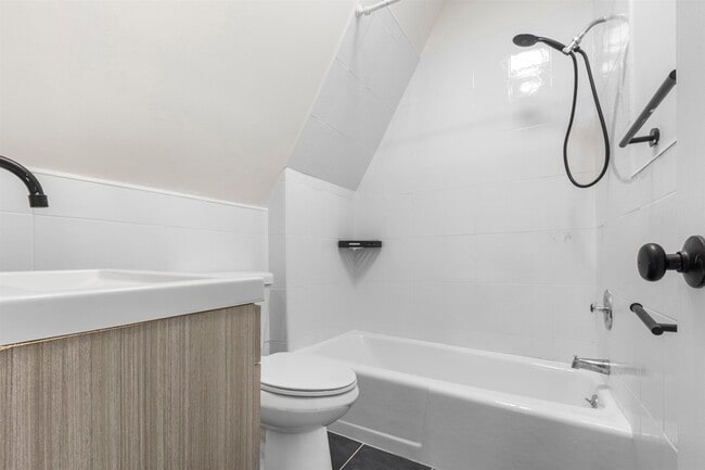 Building Photo - 676 Chestnut St