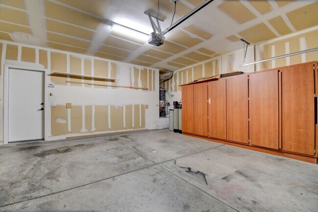 Building Photo - 4 Bed 3 Bath With Huge Loft