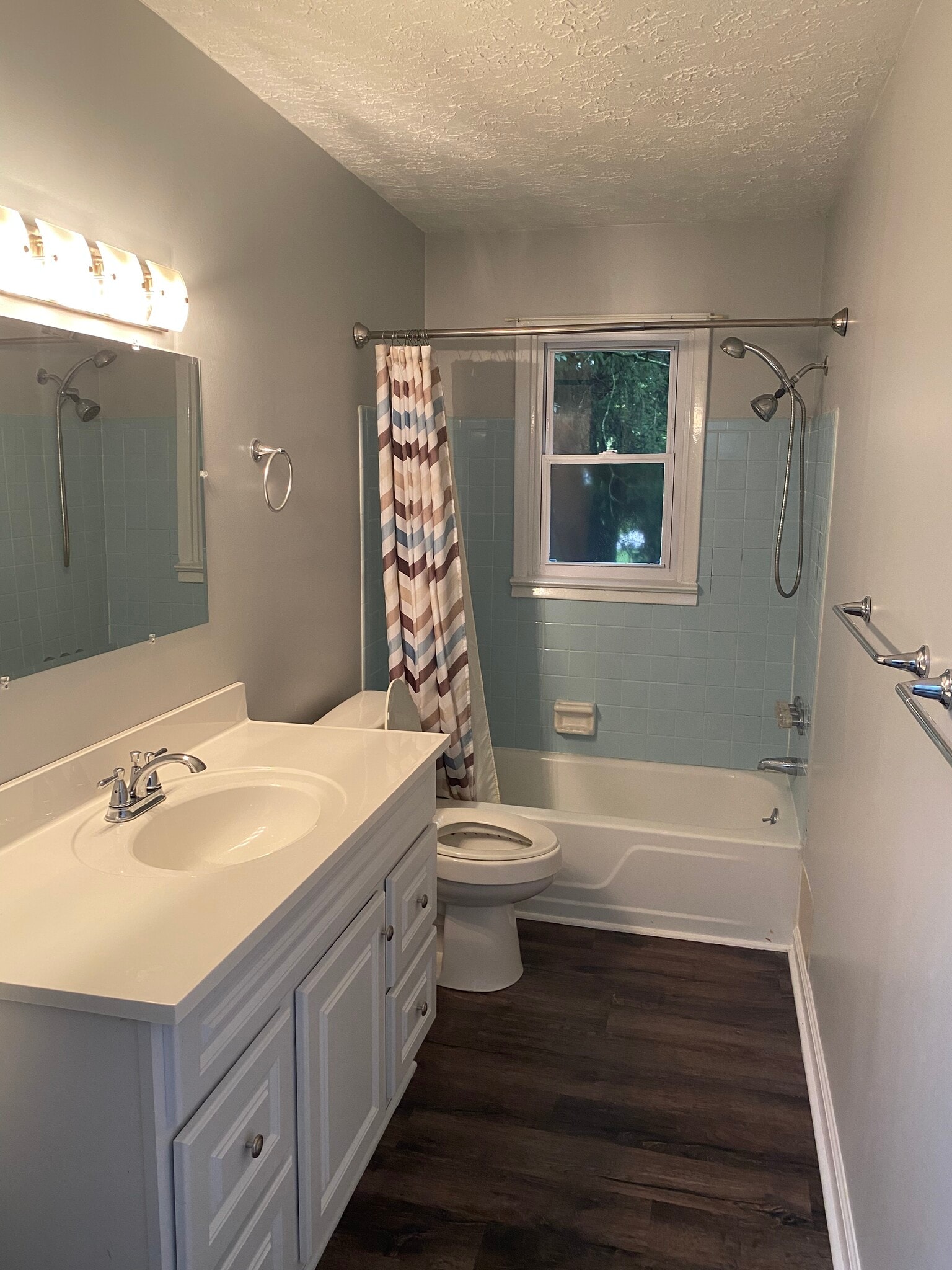 Whole bath - 219 W Elm St