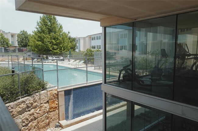 Building Photo - 604 N Bluff Dr
