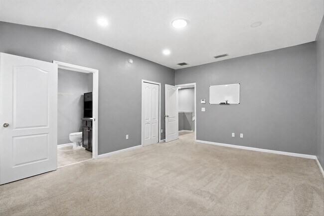 Building Photo - Beautiful TownHome