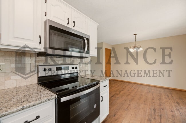 Building Photo - 516 N Lakeside Dr