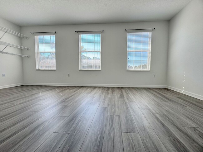 Building Photo - Renovated 3/2.5 Townhome with Office/Flex ...