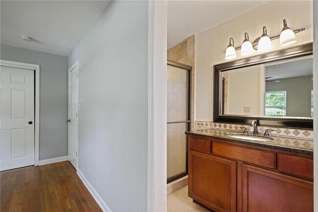 Building Photo - 2311 Robin Ln SE