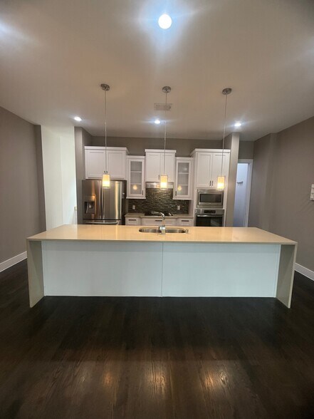 Building Photo - 3008 Zenia Dr