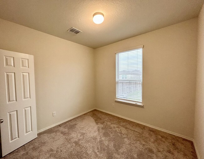 Building Photo - $300 OFF 1ST MONTH RENT IF YOU MOVE IN WIT...