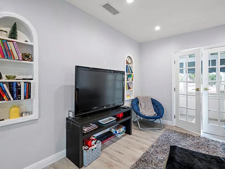 Building Photo - 1005 Hi Point St