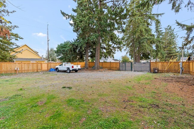 Building Photo - For Rent – 1 Bed / 1 Bath Apartment in Lak...