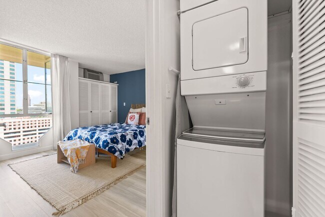 Building Photo - Kakaako Royal Court 2 Bedroom 2 Bathroom 1...