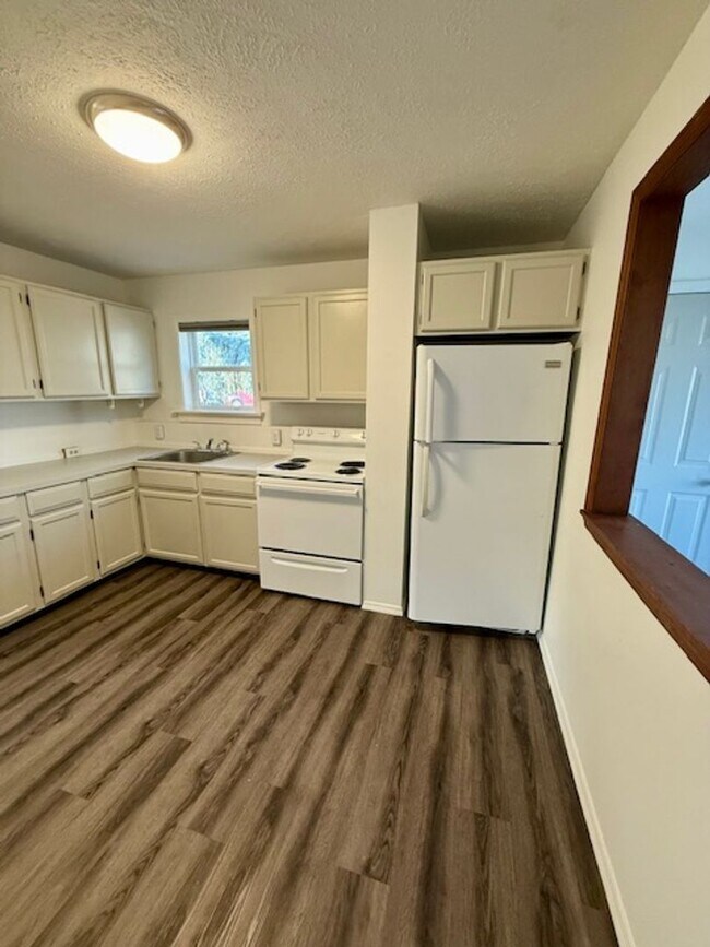 Building Photo - Newly Renovated 2-Bedroom Home – Pet Friendly!