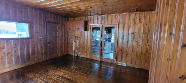 Building Photo - 2815 N Shore Dr