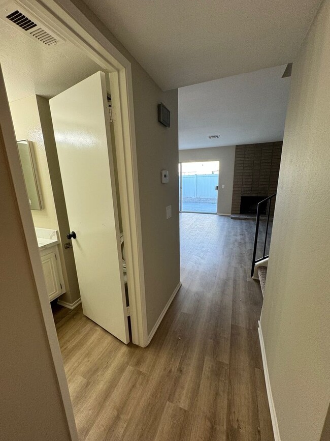 Building Photo - Condo for rent in Oxnard Near Cabrillo Park