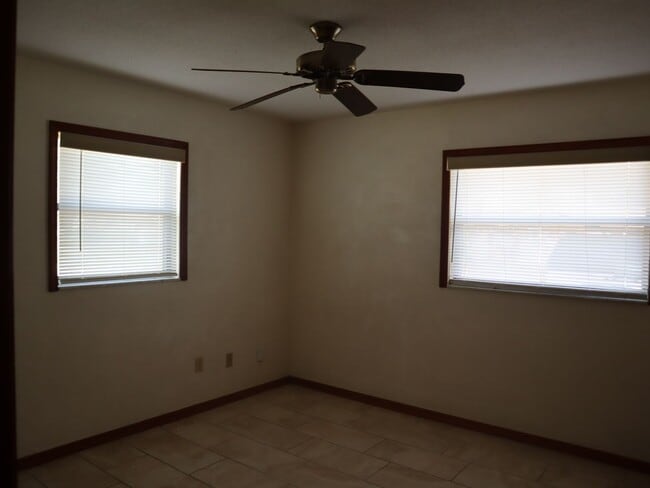 Building Photo - 2 Bed 1 bath Granite Countertops  Screen Porch Call Carole Arcaro Deltona Lakes Realty 386-216-4900