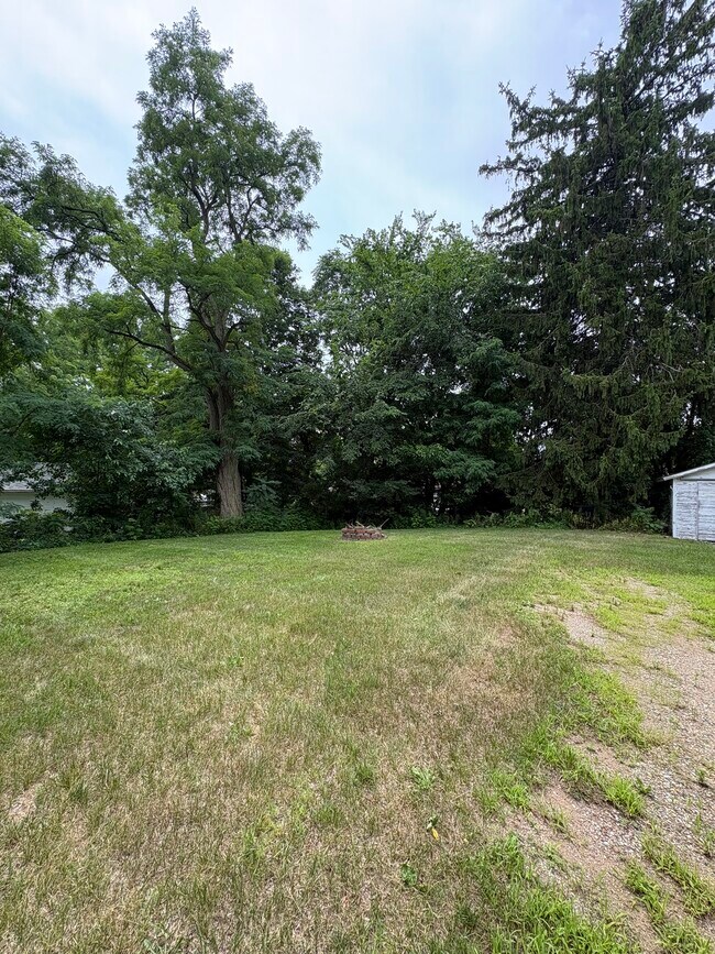 Building Photo - 825 Burr Oak St