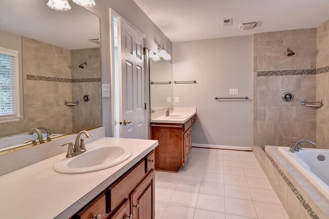Building Photo - Updated & Spacious Home in Wythe Creek Farms