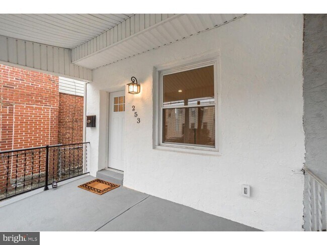 Building Photo - 253 Iona Ave