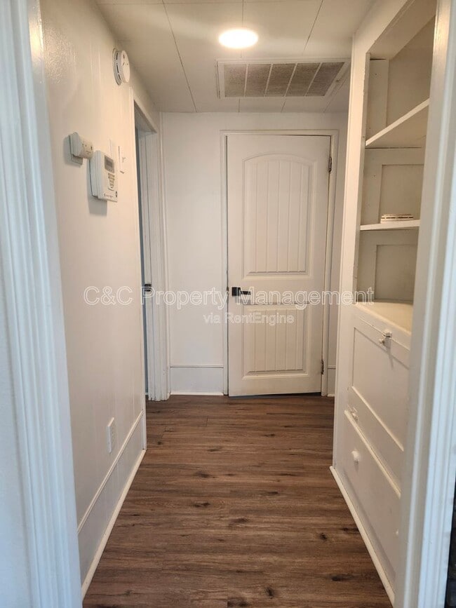 Building Photo - 765 E San Joaquin Ave