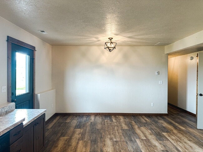 Building Photo - 3 Bedroom, 1 Bathroom Lower Level Duplex