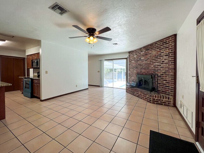 Building Photo - 3BR/2BA Pet Friendly Pool Home in McIntosh...