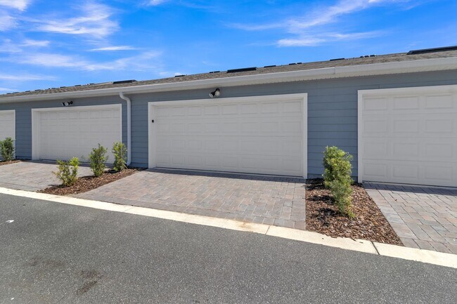 Building Photo - Luxurious Townhome in Lake Nona - A Perfec...