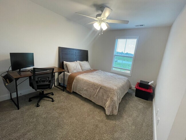 Building Photo - 4 Bedroom Pet Friendly Home For Rent with Club House, Comm. Pool, & Comm Gym Access!