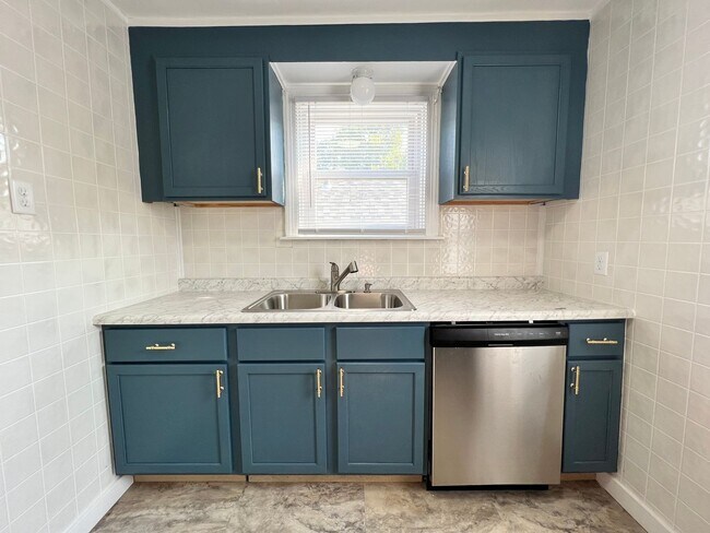 Building Photo - Newly renovated three bedroom available NOW!