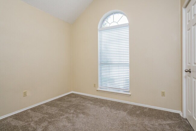 Building Photo - 4452 Sierra Dr