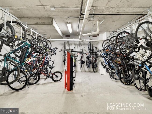 Building Photo - 1211 Van St SE