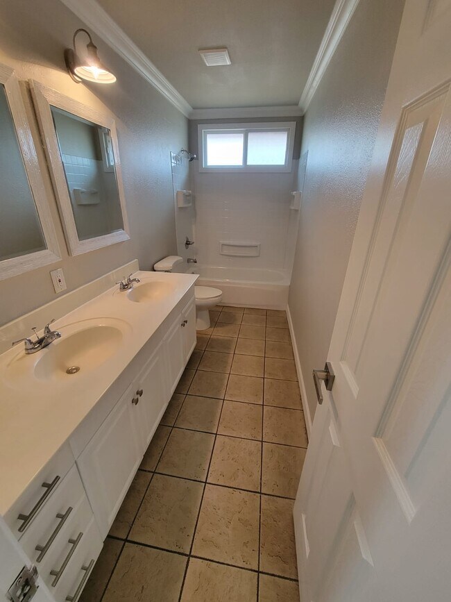 Building Photo - 149 E Riviera Dr