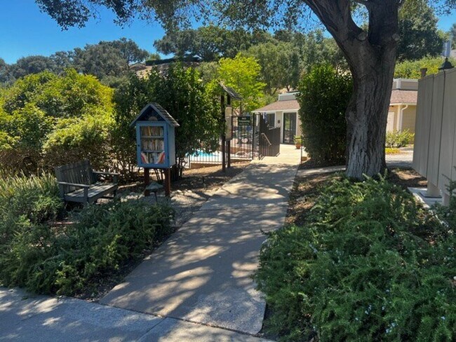 Building Photo - 736 Hillside Dr
