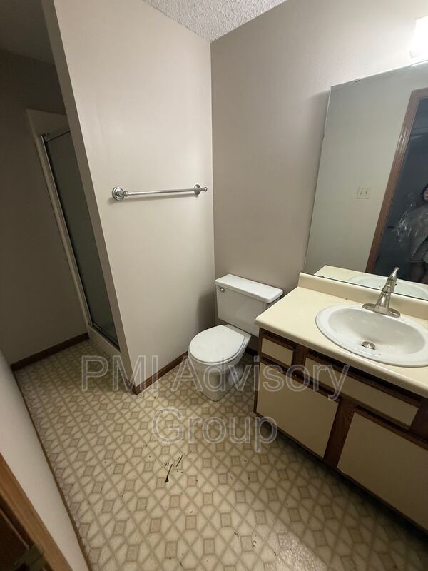 Building Photo - 2816 SW Westport Plaza Dr
