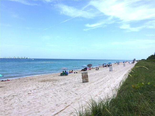 Building Photo - Surfside Miami Beach