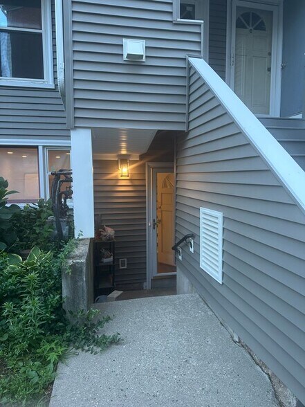 Building Photo - 136 Maple Ave