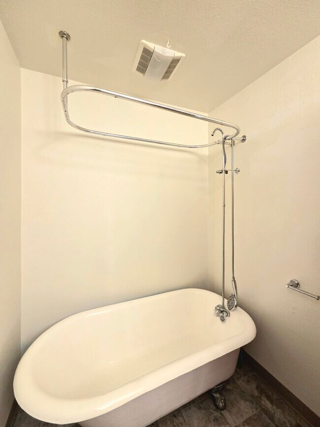 Building Photo - Large 4 Bedroom + Den, 2 Bath House for Rent in Cashmere!*** ON THE RIVER!!