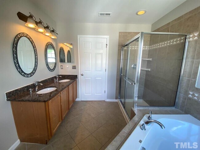 Building Photo - 3 Bedroom Townhome for Rent Apex