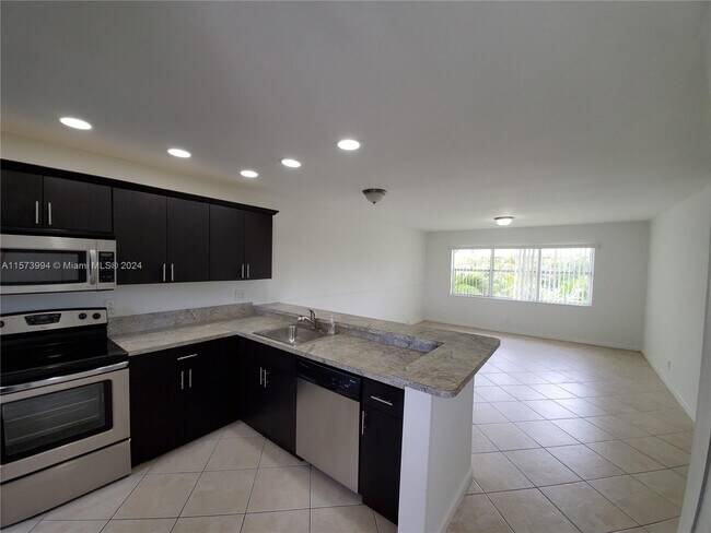 Building Photo - 560 SE 2nd Ave