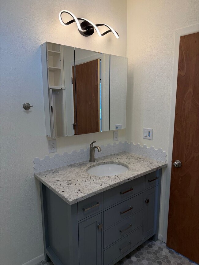 Building Photo - Beautiful 1 bedroom 1 bath unit in Springfield!