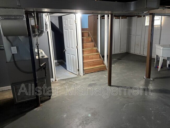 Building Photo - 1135 W 12th St