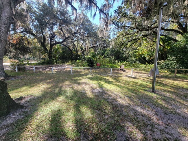 Building Photo - 402 Peters St