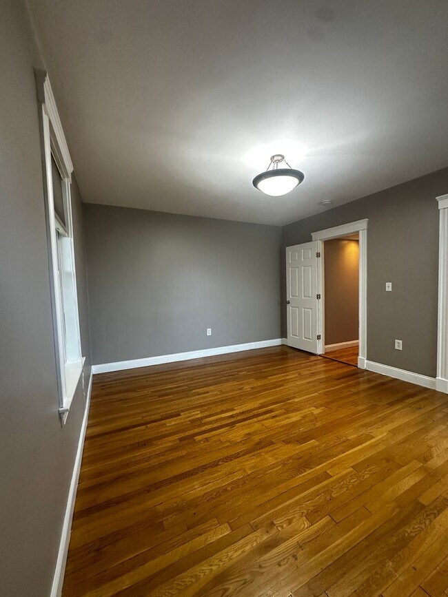 Building Photo - Spacious 3 Bed 2 Bath Apartment With Garag...