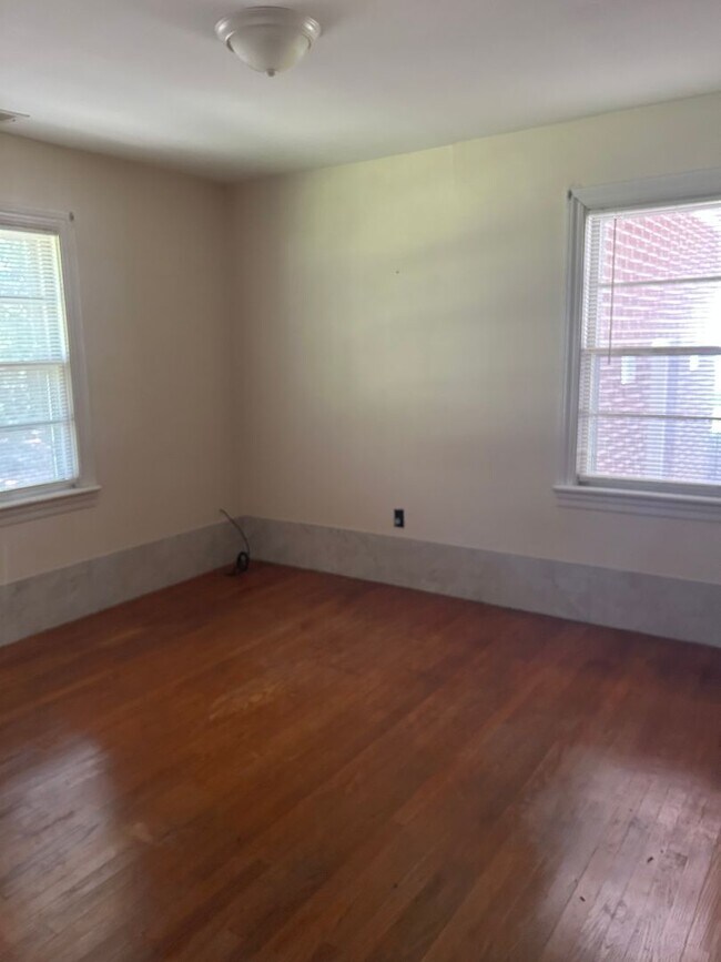 Building Photo - 1615 Edgewood Dr